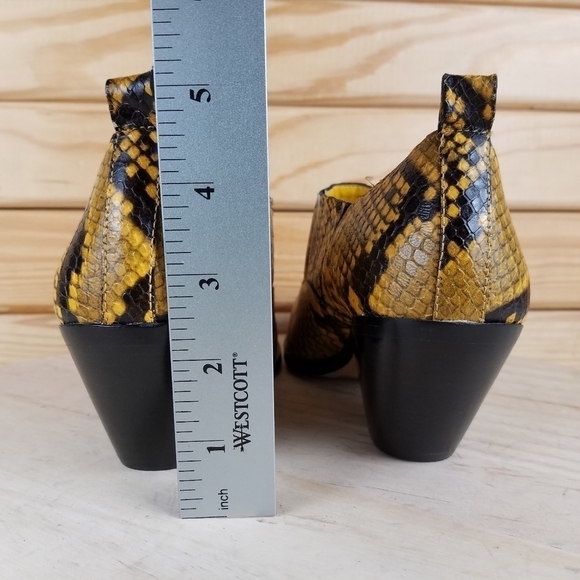 Vince Camuto 6.5 US Jetera Leather Ankle Western Booties Mustard Snakeskin NEW - Picture 4 of 12